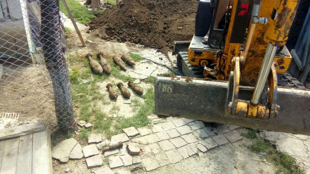Bombe de artilerie şi două proiectile, găsite în judeţul Vaslui, în timpul săpăturilor pentru o fosă | FOTO