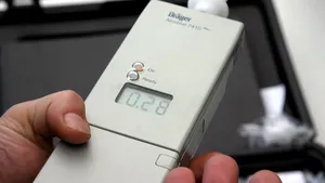 Bărbat prins în prag de comă alcoolică, la volan. Cum i-a sfidat pe poliţişti