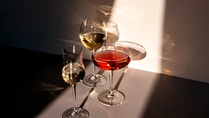 Alb, roșu sau cu bule? Vinul care poate da cele mai mari bătăi de cap stomacului