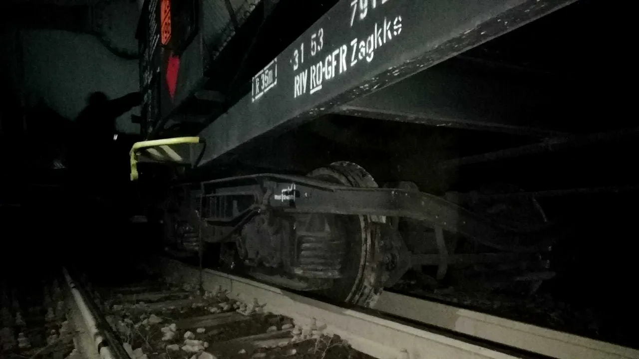 Trafic feroviar oprit în Bistriţa după ce un un tren, fără călători, a deraiat. UPDATE: Circulaţia, reluată după mai multe ore