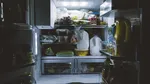Locul aparent sigur din frigider unde alimentele se strică mai repede. Ce nu trebuie păstrat pe ușă