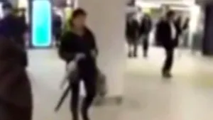 Imagini revoltătoare - Cum îşi sancţionează o mamă fiica ce refuză să o asculte - VIDEO