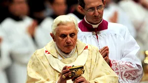 Papa Benedict al XVI-lea, agresat în timpul suljbei de la miezul nopţii - VIDEO