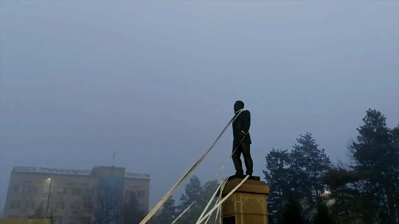 Revoltă în Kazahstan. Protestatarii au dărâmat statuia fostului preşedinte Nazerbayev 
