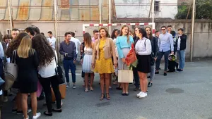 FOTO, VIDEO | Carmen Iohannis, la deschiderea anului şcolar, împreună cu elevii cărora le este dirigintă. Cât de hotărâtă este prima doamnă să renunţe la învăţământ
