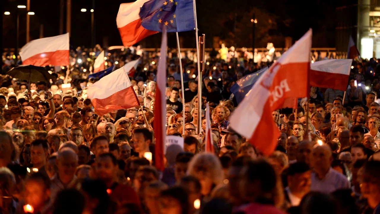 Vicepreşedintele Comisiei Europene: Polonia nu a propus nicio soluţie la preocupările privind statul de drept, în cadrul ultimelor discuţii cu Bruxelles-ul privind reformele judiciare efectuate de Varşovia