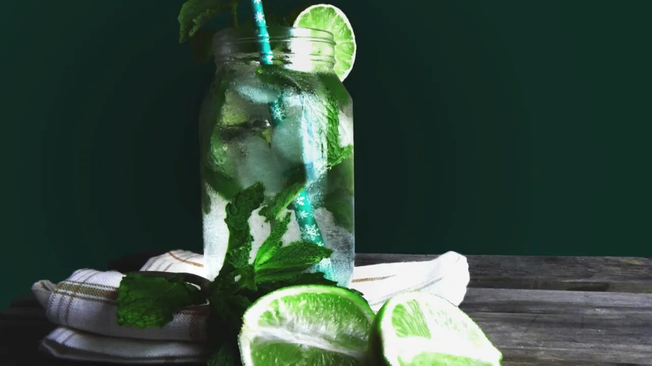 Legenda din pahar: Cum a ajuns mojito unul dintre cele mai iubite cocktailuri din lume