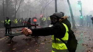 Autorităţile franceze au folosit gaze lacrimogene împotriva protestatarilor de la Paris / Cel puţin 105 persoane, reţinute 