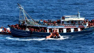 Vas cu 400 de migranţi, în derivă între Grecia şi Malta