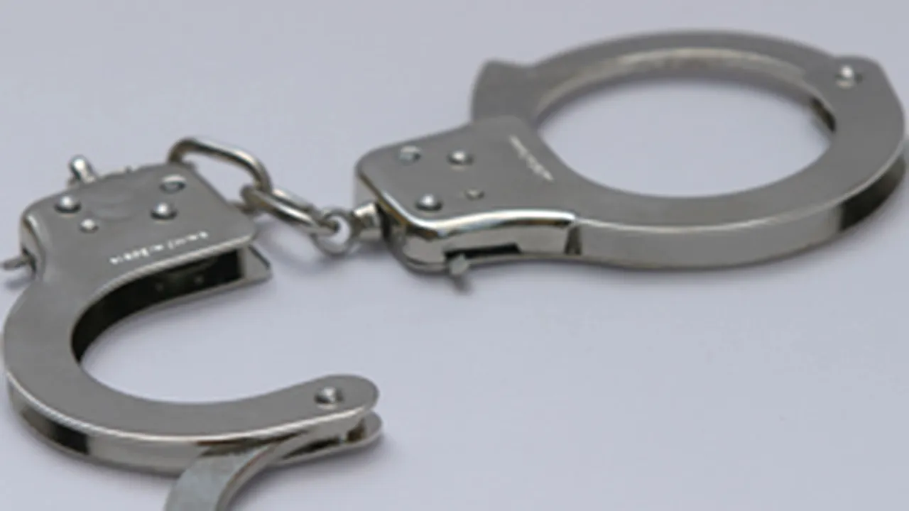 Persoane suspectate că au luat credite cu acte false, arestate