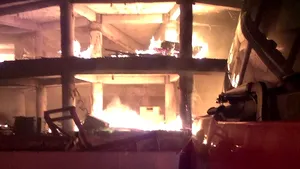 INCENDIU puternic la o clădire în construcţii cu două etaje de lângă Bamboo. Incendiul a fost stins după opt ore - FOTO