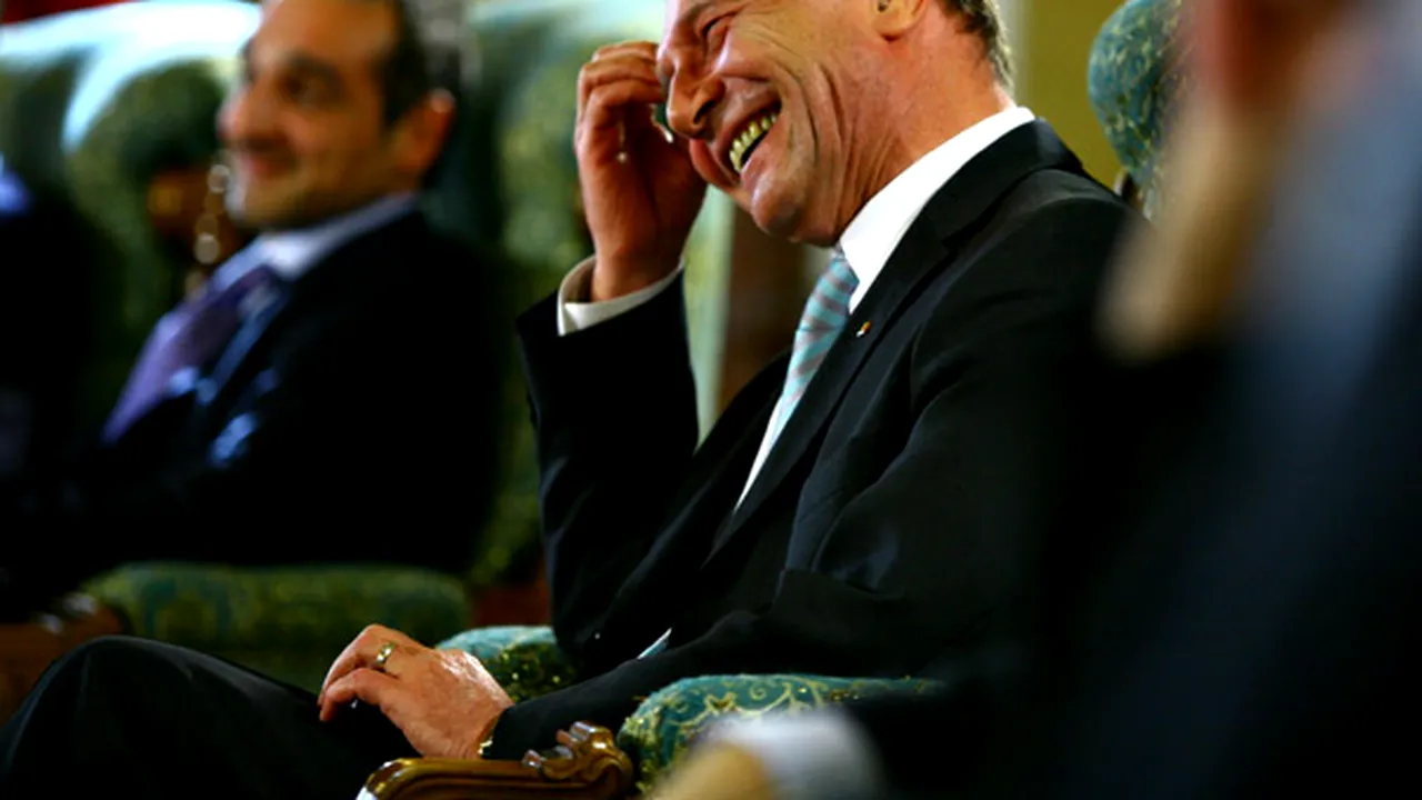 Băsescu spune, râzând, că dacă vor fi două declaraţii de avere, poate ţine secretă casa din Mihăileanu