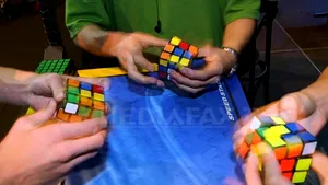Cum să rezolvi un cub Rubik: 43 de cvintilioane de poziţii posibile, o singură soluţie - VIDEO