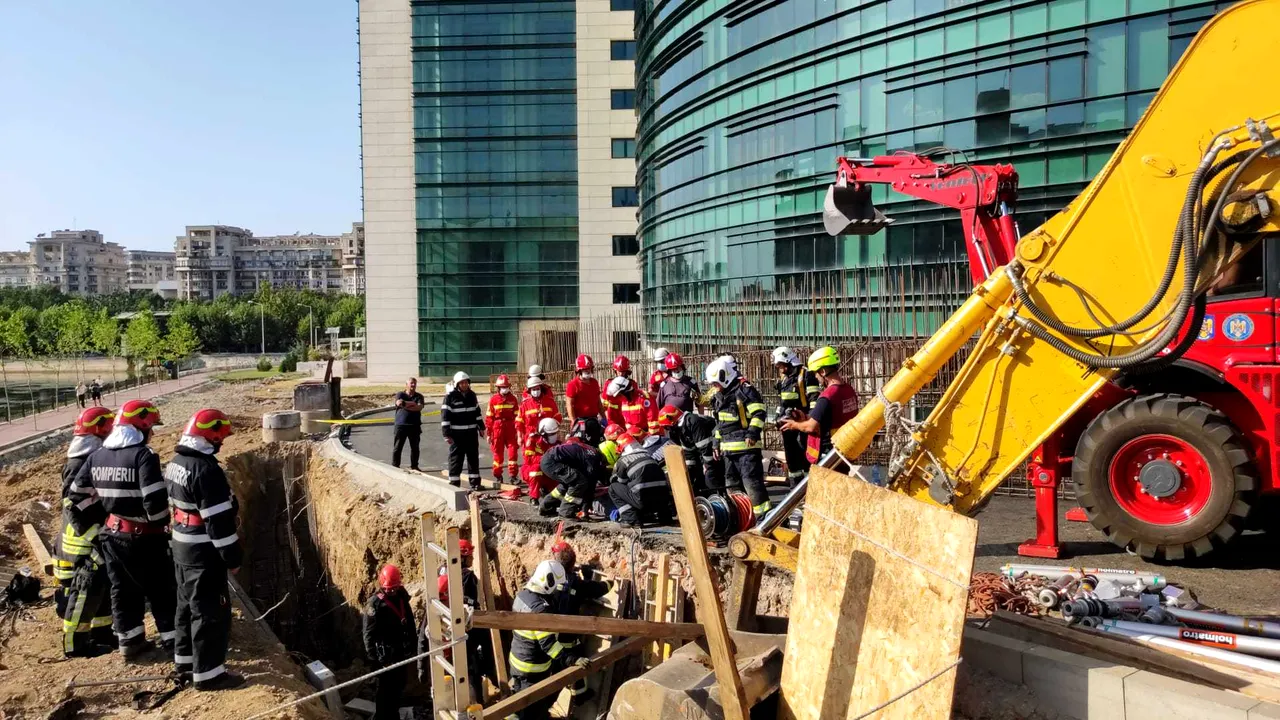 Un mal de pământ s-a prăbuşit peste mai multe persoane în zona Bibliotecii Naţionale din Bucureşti. Doi muncitori au murit FOTO
