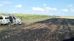 Galaţi: Un autoturism a ars complet iar flăcările s-au extins pe două hectare de vegetaţie