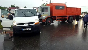 Trei răniţi şi patru maşini avariate într-un accident rutier pe drumul dintre Piteşti şi Braşov - FOTO