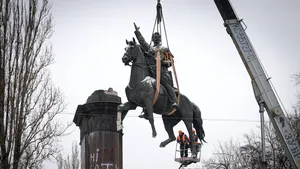 Ion Cristoiu: Eterna boală a Revoluţiilor: Dărîmarea statuilor