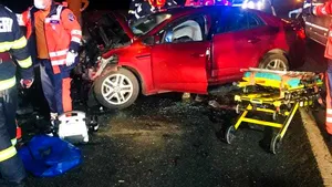 Grav accident în Gorj. Un bărbat a murit zdrobit între porţile unei case şi o maşină implicată în accident