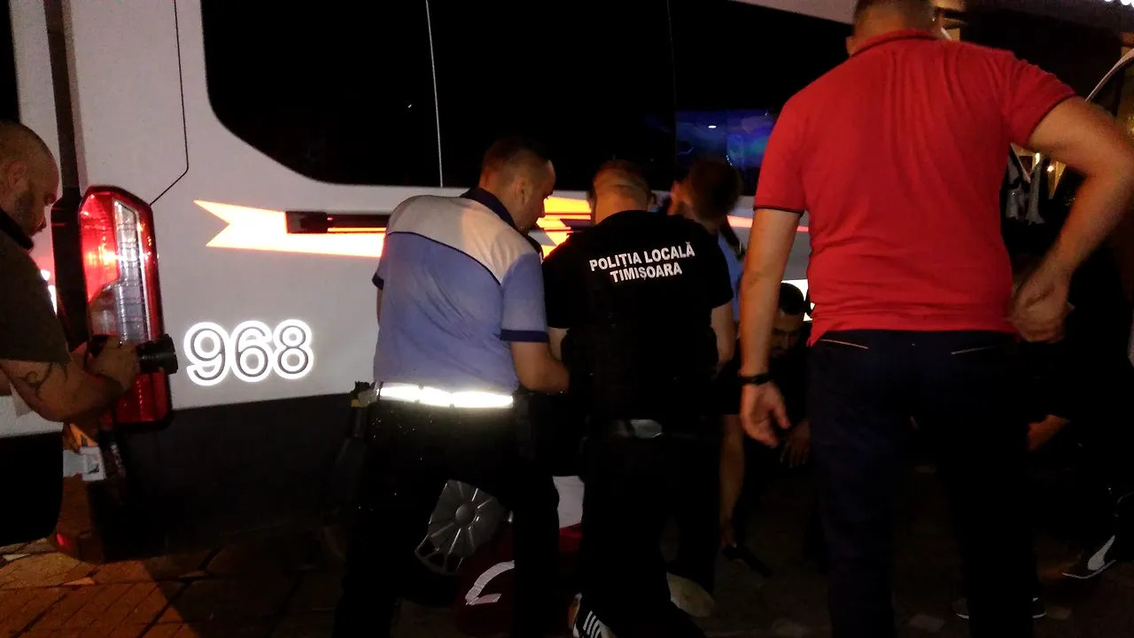 Tânăr care a fluturat în aer un pistol în timpul unui concert de Ziua Timişoarei, la care paticipau mii de oameni, audiat | FOTO