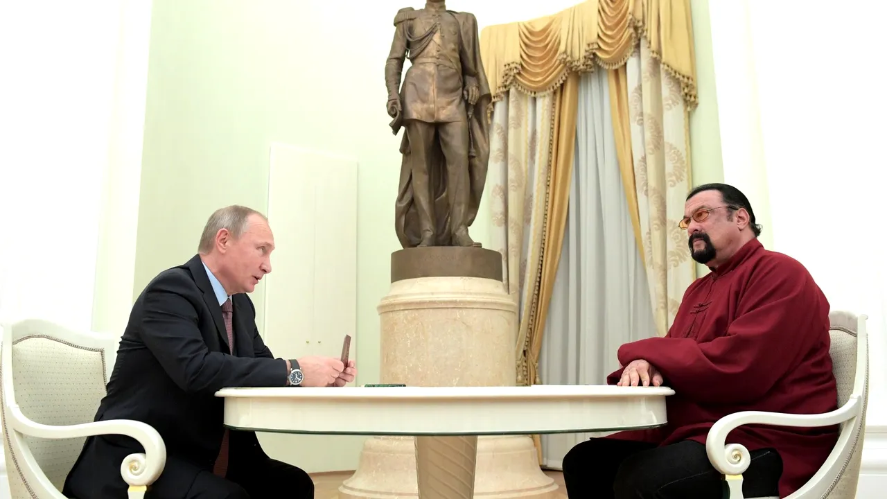 Vladimir Putin l-a onorat pe actorul Steven Seagal

