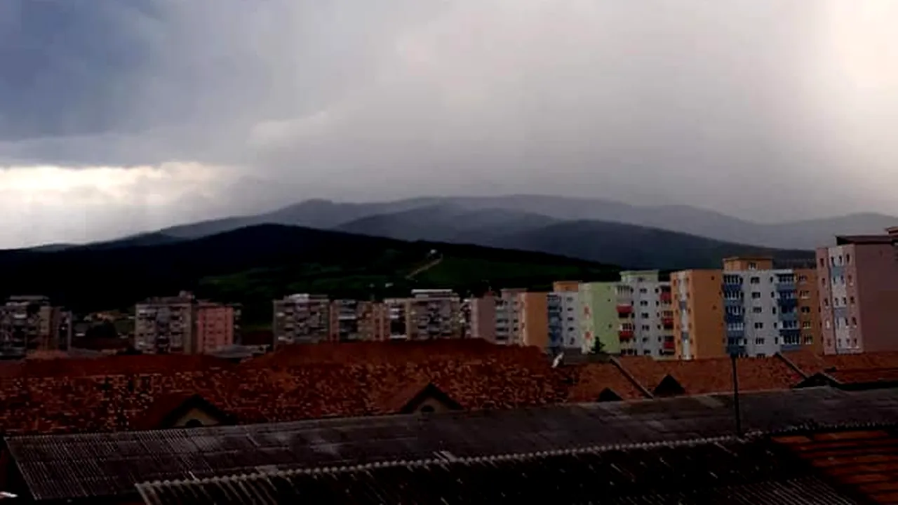 Ploaie torenţială la Piatra Neamţ. Mai multe persoane au fost evacuate, iar mai multe cartiere au rămas în beznă | VIDEO