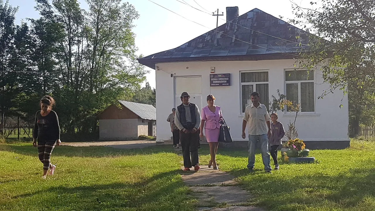 Sute de şcoli sunt desfiinţate sau comasate în ţară. Elevii sunt puşi pe drum să ajungă în sala de clasă