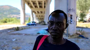 În ce condiţii trăiesc sute de refugiaţi în Italia, la graniţa cu Franţa. STUDIU