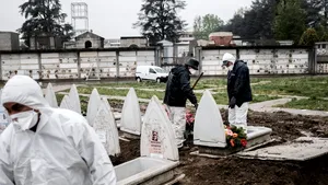 Autorităţile italiene, acuzate de neglijenţă criminală. Zeci de mii de oamenii cer dreptate pentru rudele moarte