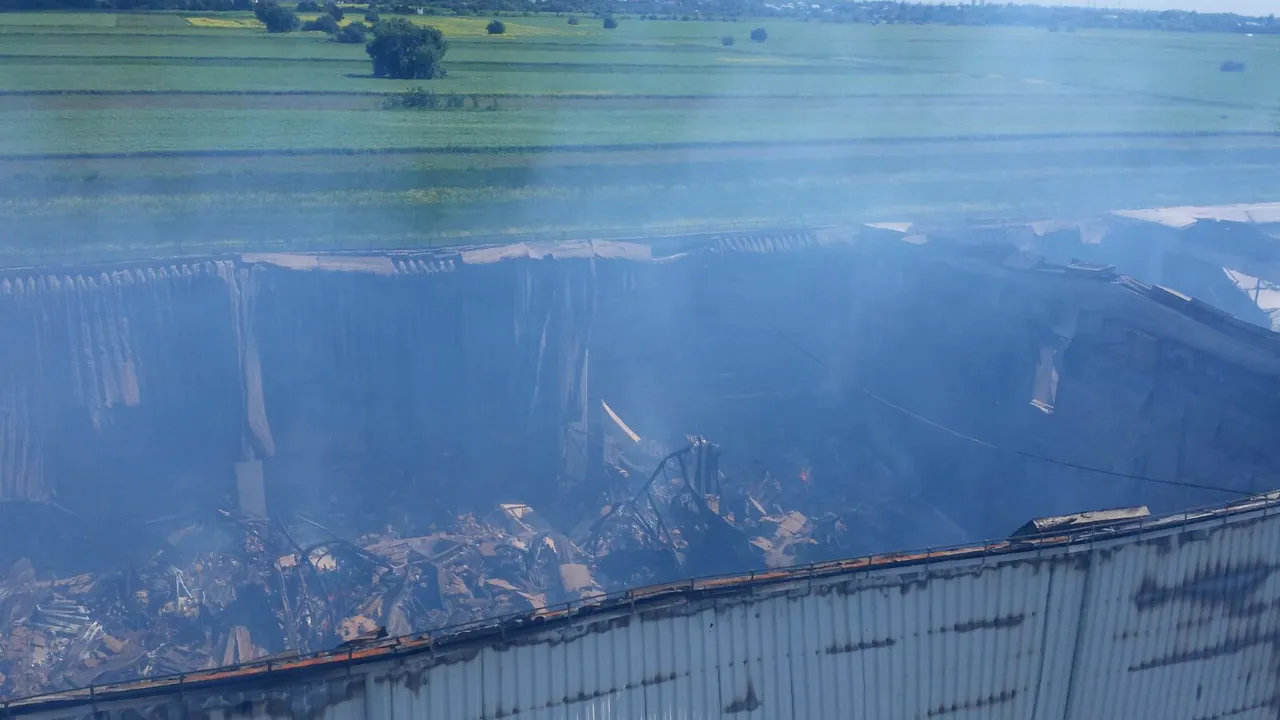 Incendiul de la depozitul cu arhive din Ilfov n-a fost declarat stins nici după trei zile 