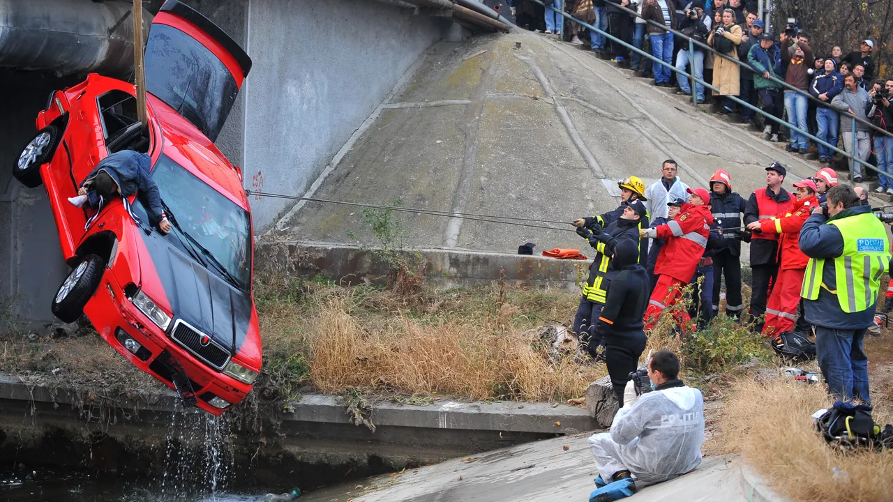 Maramureş: Bărbat de 39 de ani, mort după ce a rămas închis în maşina cu care a plonjat în lac