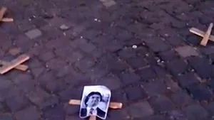 Protest faţă de redeschiderea circulaţiei în Piaţa Unirii Timişoara: 27 de cruci de lemn cu portretul primarului Robu bătut în cuie