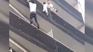 Spider-Man de Paris. Un tânăr a escaladat în câteva secunde un imobil pentru a salva un COPIL care atârna în gol