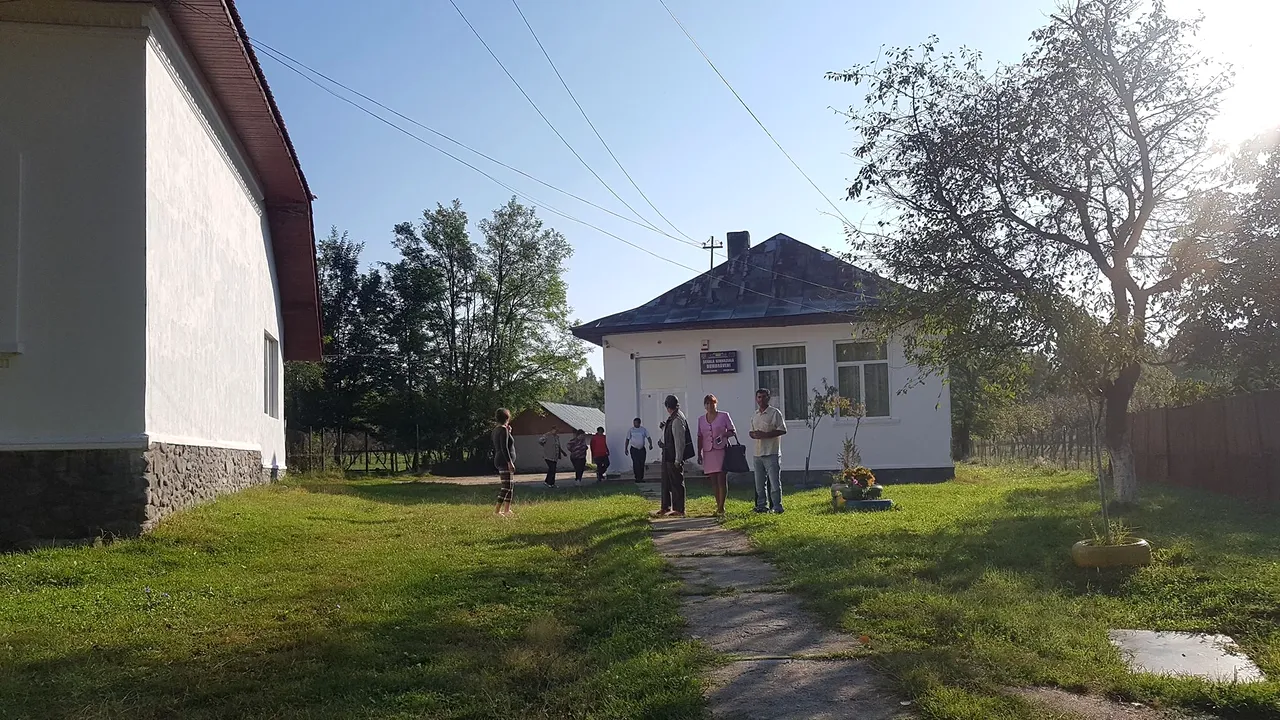 Noul an şcolar | Aproape un sfert din unităţile de învăţământ din ţară sunt în curs de renovare/ Primăria Sectorului 5, „repetentă” la refacerea şcolii cu tavanul căzut | FOTO