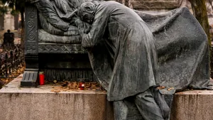 Crimă și pedeapsă în cimitirul Bellu / Cazul Poroineanu - crima tatălui, pedeapsa copiilor