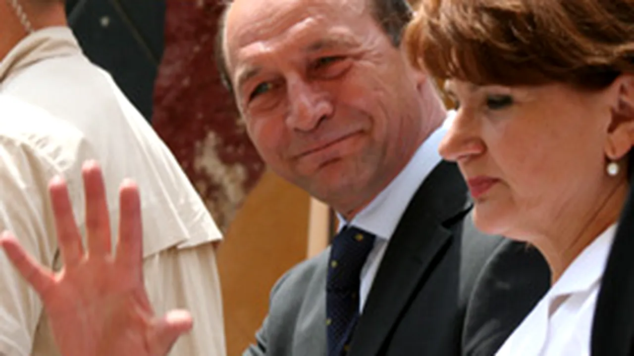 Arad: Băsescu, aşteptat cu vaporaşe de hârtie şi bannere cu 