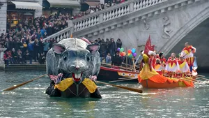 FOTO: Carnavalul de la Veneţia 2020 a început cu o paradă. Tema ediţiei din acest an