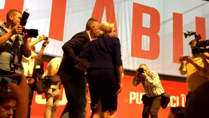 Viorica Dăncilă, baie de mulţime la Congresul PSD. Premierul a intrat în sală pe melodia „Stand up for the champions”