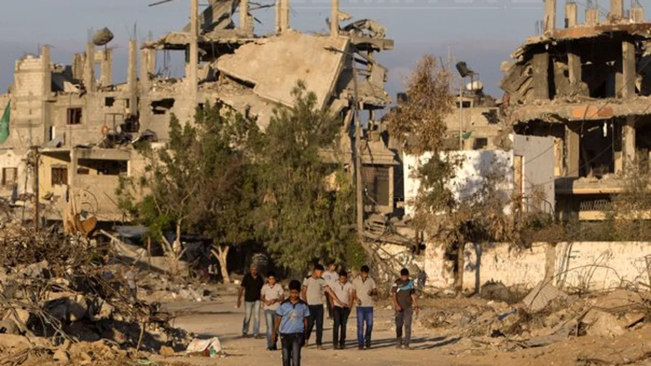 Forţele israeliene demolează cabanele unor palestinieni dintr-un sat din Fâşia Gaza