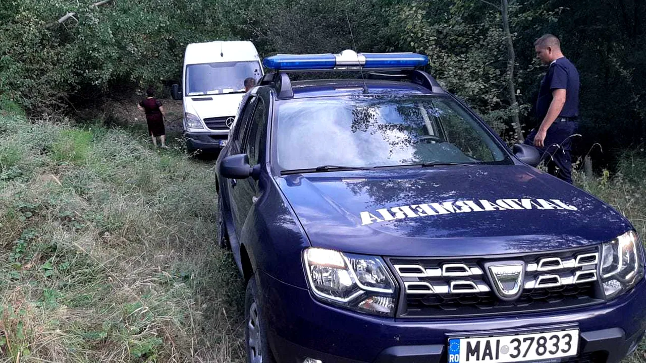 Operaţiune contra cronometru: Două persoane, salvate după ce au rămas blocate pe un drum forestier | FOTO