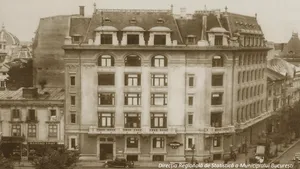 Primul anuar al Capitalei, după ce recensământul din 1894 a identificat „o sumă respectabilă de imposabili”. „Avem deja o diferență simțitore în folosul fiscului”. Evoluția populației