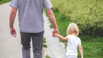 Copilul locuiește cu bunicii, părintele muncește în străinătate. Ce înseamnă să crești un copil de la distanță