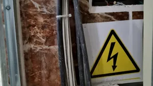 Pericolul din sala de clasă. Primarul unui sector din Bucureşti semnalează risc de incendiu în 5 şcoli, din cauza lucrărilor de mântuială