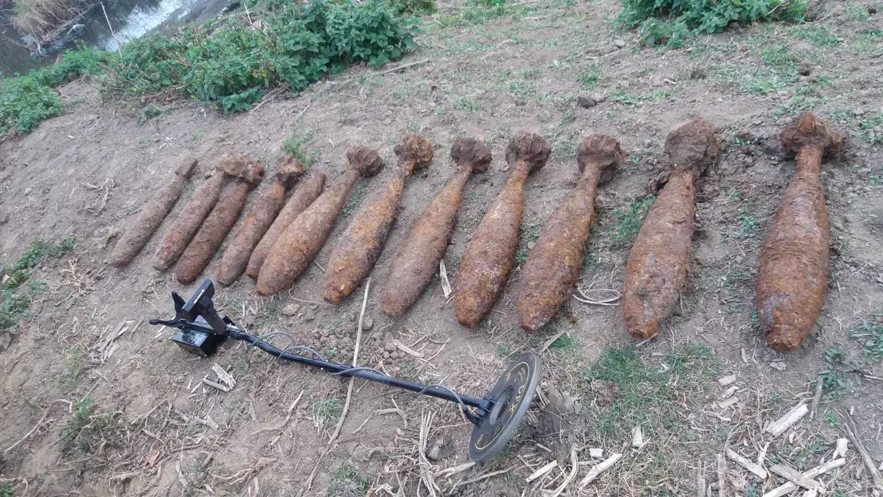 Pericol de explozie la Galaţi: Un utilaj agricol a scos din pământ o bombă de aviaţie/ Pirotehniştii au izolat zona 