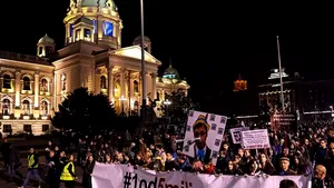 Proteste violente în Serbia: a cincea noapte consecutivă de manifestații antiguvernamentale / Manifestanții au devastat sediul partidului de guvernământ din Novi Sad