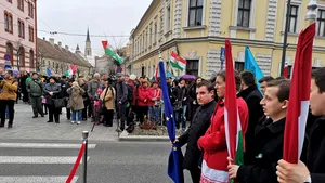 Sute de persoane au participat la un marş comemorativ, cu steaguri, de Ziua Maghiarilor de Pretutindeni
