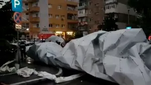 La Botoşani, vântul a luat acoperişul Casei de Pensii, mai multe maşini au fost avariate / Peste 3500 de localnici, fără curent electric. VIDEO