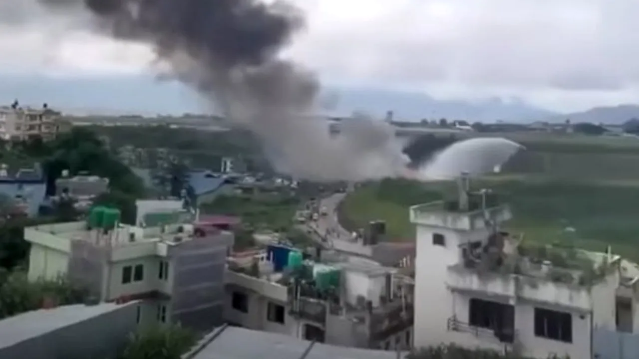 18 morţi după ce un avion s-a prăbuşit şi a luat foc în capitala Nepalului