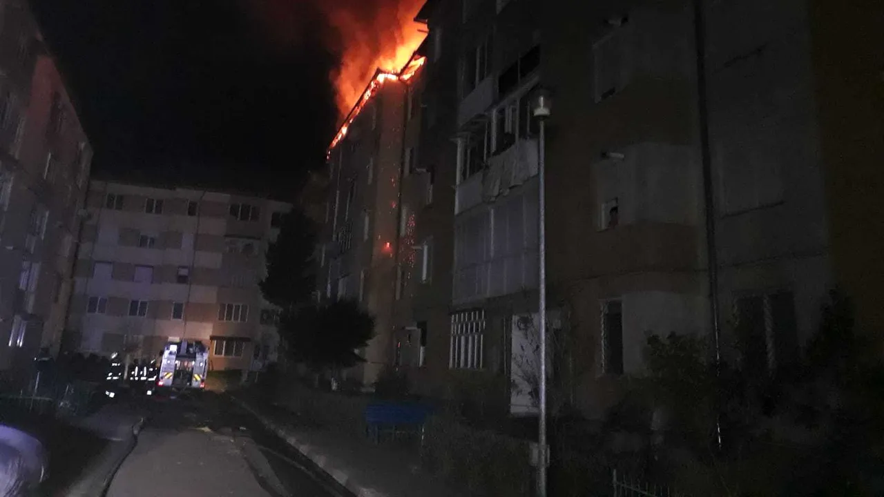Incendiu într-un bloc din Cugir: Acoperişul a luat foc/ 30 de oameni s-au autoevacuat | FOTO