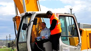 Boc s-a urcat într-un excavator, la inaugurarea lucrărilor la tronsonul de autostradă Deva-Orăştie
