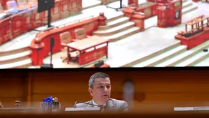 Vacanța, mai importantă decât PNRR: doar 100 dintre cei 330 de deputați au venit azi în plen la sesiunea extraordinară. 115 nu s-au conectat nici măcar online